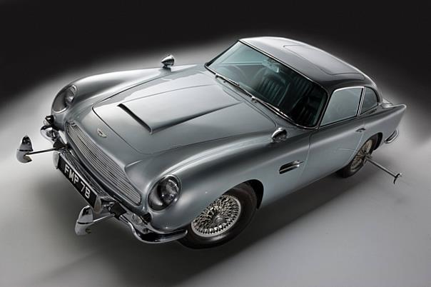 Mit allem, was James Bond schätzte, wechselte der Aston Martin jetzt für 2,9 Millionen Pfund seinen Besitzer. Maschingewehr inklusive; allerdings sind diese außer Betrieb. Foto: RM Auctions/Auto-Reporter.NET